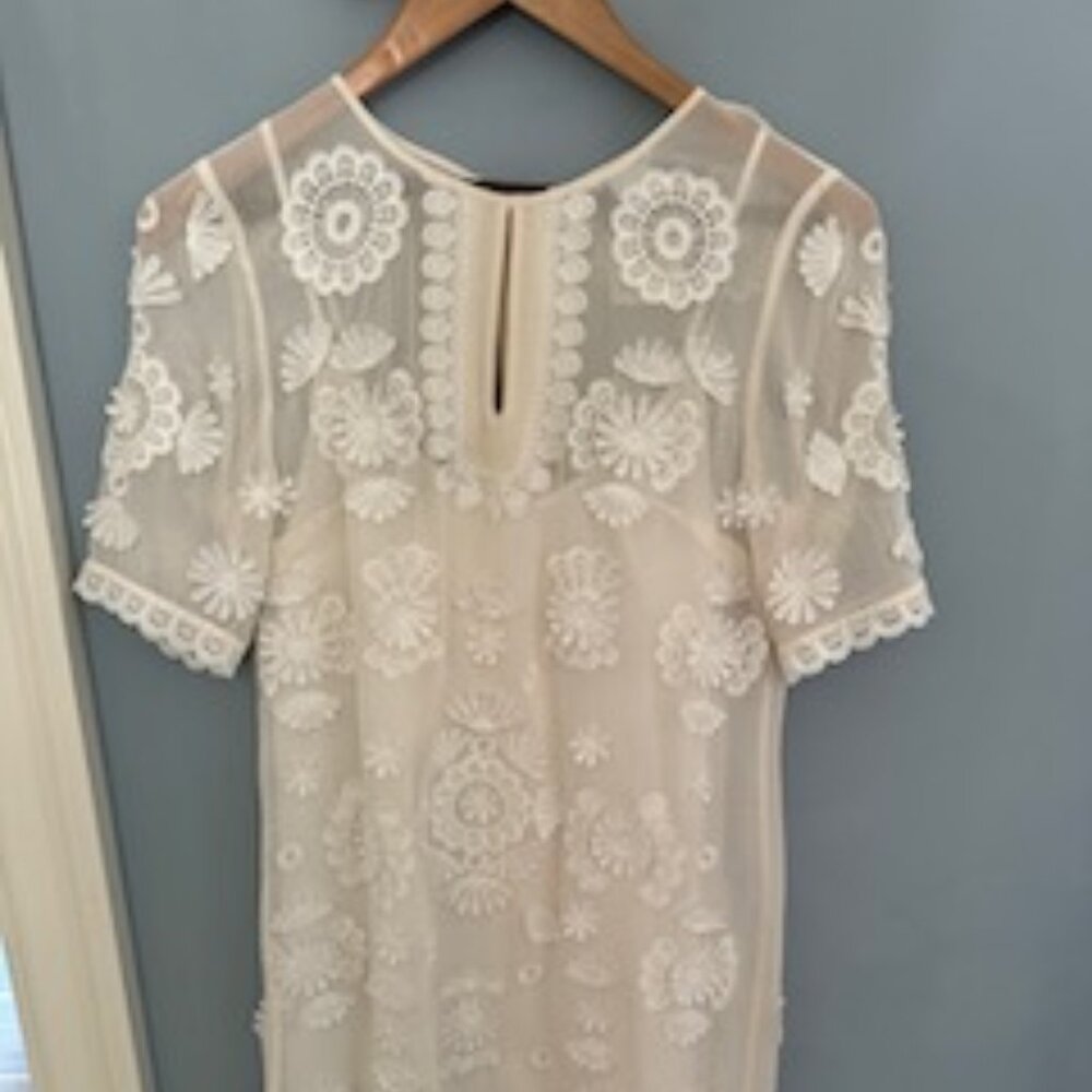 Club Monoco Creamy white dress with Lace Flower Appliques size 0